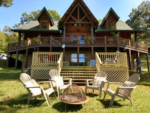 Mountain View 2BR Log Cabin Apt wPrivate BBQ Deck