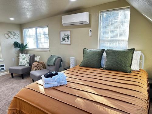 Near Downtown- Kitchen-washerdryer-parking