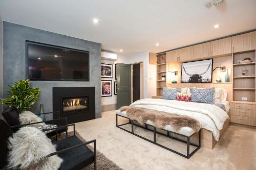 New 2 BR 2 and a half Bath - Luxurious Aspen Mountain Modern!