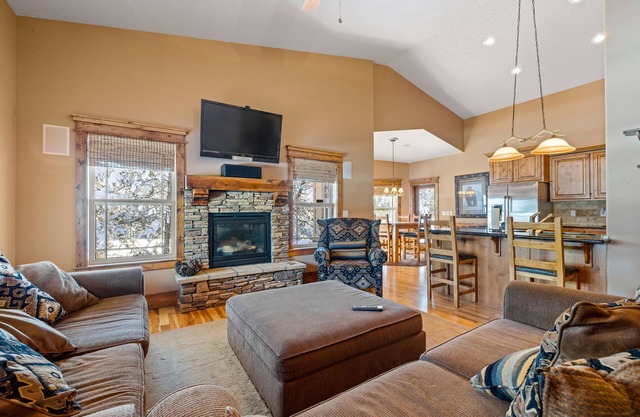 New! Black Bear Inn - Pet friendly - trailer parking - close to lake - rustic