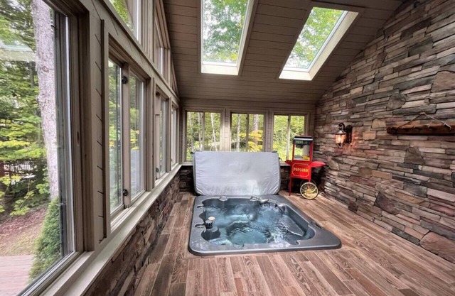 New! Custom Chalet minutes from Mt Snow w/Hottub