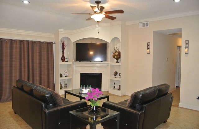 Newly Remodeled Luxurious N Spacious Home. 4BR+2BA/2Kings+3Queens/Clean+Comfy!