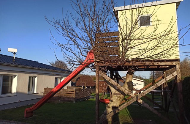 Newly renovated, detached vacation home in a quiet village. Facilities for our guests: private terrace with seating area, a tree house with swing/nest swing/slide/horizontal bar behind the vacation home, car parking space, WiFi, bed linen and.