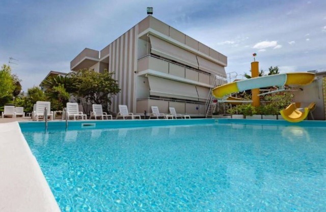 Nice apartment for 4 guests with pool, A/C, WIFI, TV, balcony, pets allowed and parking