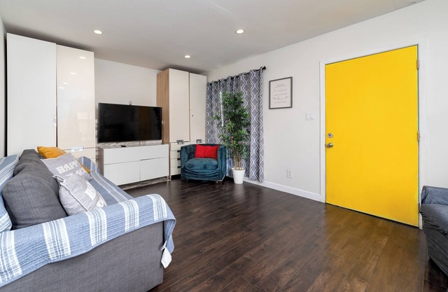 Nice cozy home. free parking on site