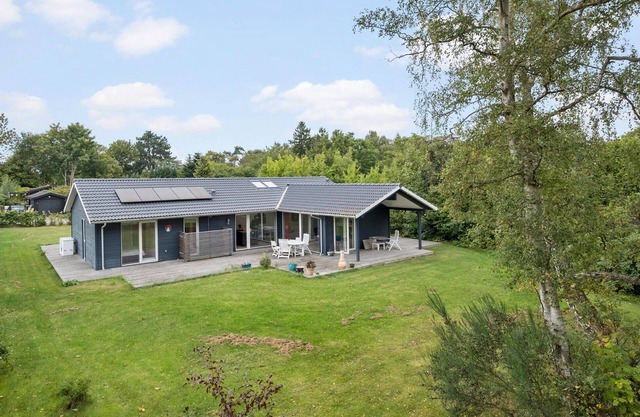 Nice home in Dronningmølle with sauna