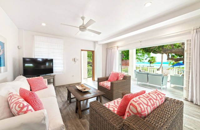 Nook by the Sea on the beach HB