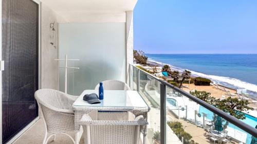 Oceanfront Gem w Balcony Pool Hot Tub Carbon Beach Access Bluewater Haven by AvantStay