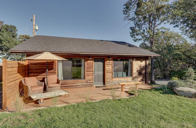 On-Site Winery and Tasting Room Oregon Bungalow!