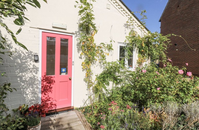 OVER VILLAGE STUDIO, character holiday cottage in Over