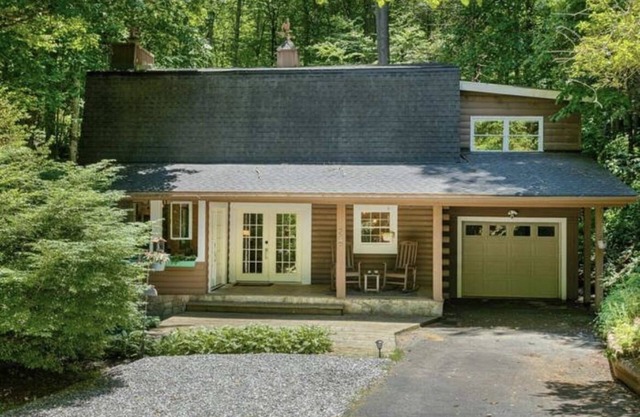 Peaceful Modern Farmhouse Cottage with hot tub and creek, close to town