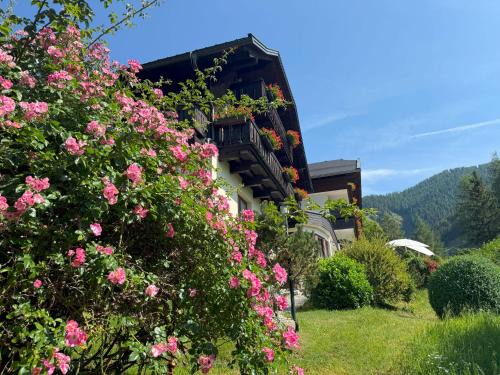 Pension & Appartements Ronacherhof -Mountain Hideaway Slopeside