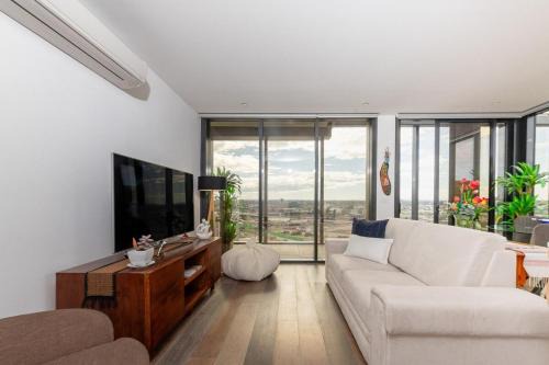 Penthouse Luxury Suite - Free Parking, Pool & Gym