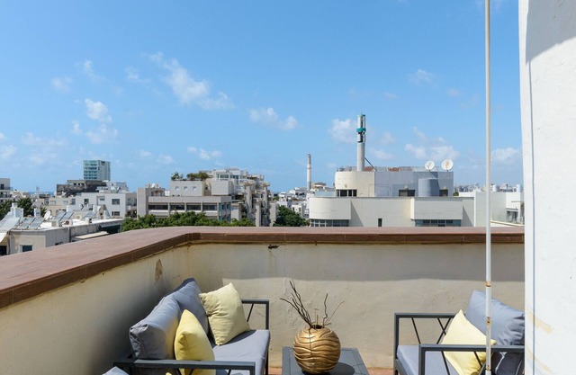 Penthouse with Panoramic View by FeelHome