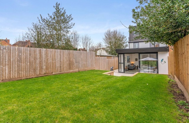 Percy House - sleeps 6 guests in 3 bedrooms