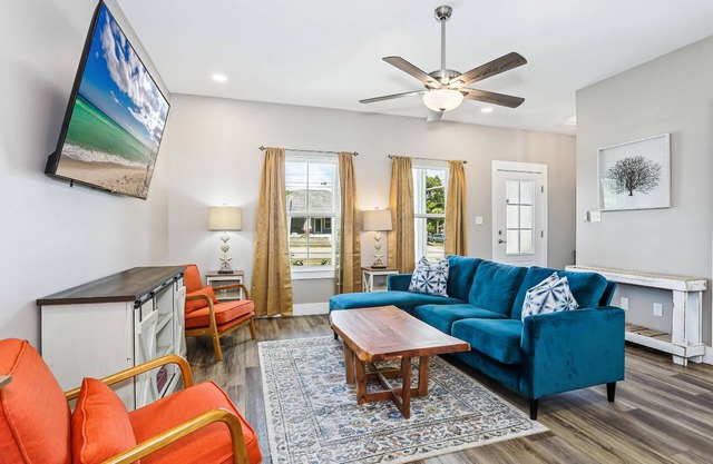 Pet Friendly East Hill New Build - Walk to Graffiti Bridge - Close to Downtown and Pensacola Beach