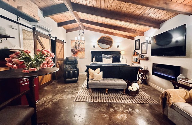 Petaluma Wine Country relaxing get away w/salt water pool/spa close to downtown