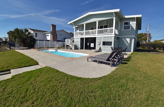Pond Beach House - Walk to Beach (Channelfront) in Garden City Beach