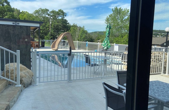Poolside King Villa 3-Min to SDC, Hot Tub, Waterfalls, Rain Shower Master Bath!