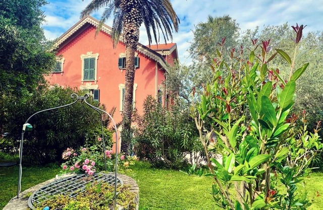 Portion of art nouveau villa with garden 200mt from the sea and center of Silvi