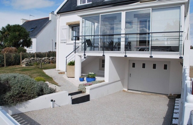 Pretty coastal house with sea view, beach, WIFI, veranda, enclosed garden.