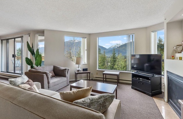 Prime Ski-in/out 2BR - Pool, HT, Sauna, EV Charger