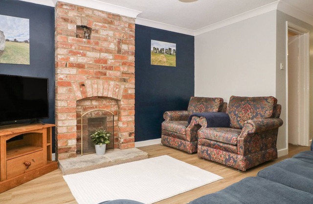 PRIMROSE COTTAGE, pet friendly, with a garden in Warminster