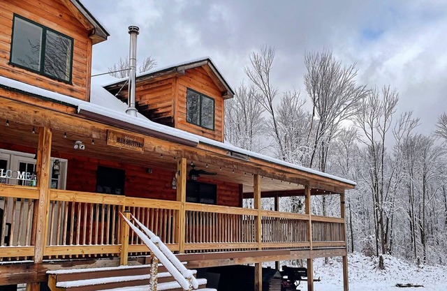 Private Cozy Cabin on 165 acres in Poconos. Pool Room, Sauna, Poker, Hunting!