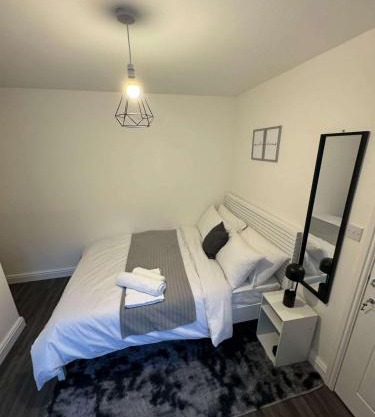 Private Room Sleeps 2 with Ensuite & Parking