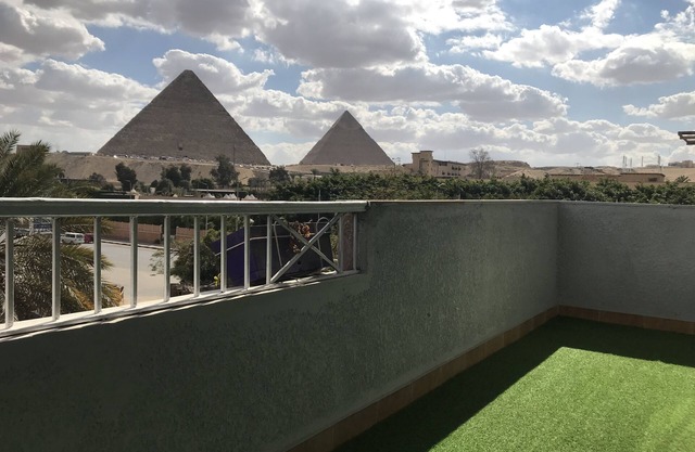 Pyramids Cozy and Friendly House