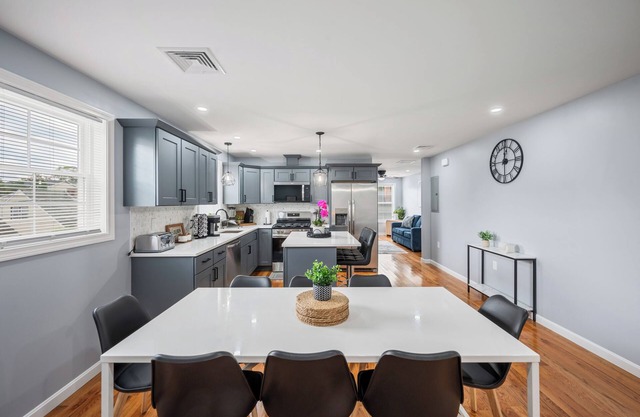 Quadro-Lux at Charles District PVD 4BR/2BA Laundry+Dishwasher+ Parking