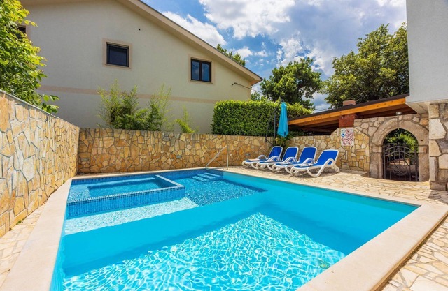 Quiet flat with charcoal barbecue, pool with whirlpool function, washing machine, tumble dryer