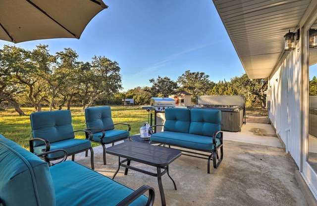 Quiet Haven w/Hot Tub, 4 Mi to Canyon Lake!