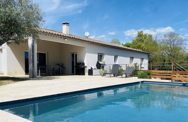 Recent villa near Labeaume river