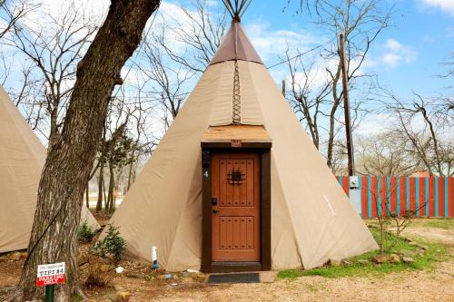 Red Cloud - Tipi 4