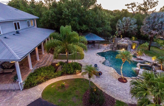 Resort style pool with lazy river, grotto, and hot tub! Dog-Friendly!