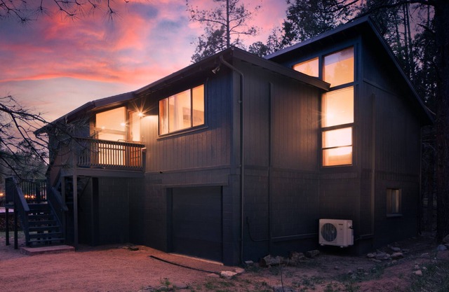 Riverfront, Treehouse-like Getaway!