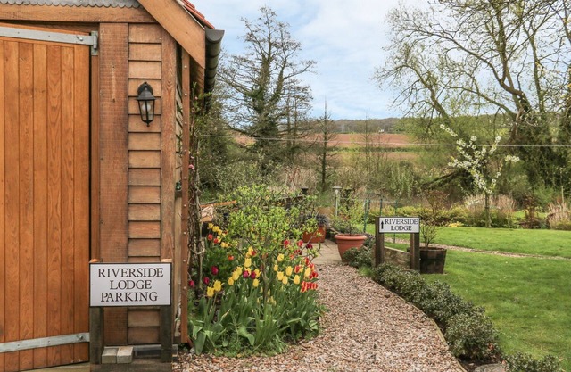 RIVERSIDE LODGE, with a garden in Cuckney