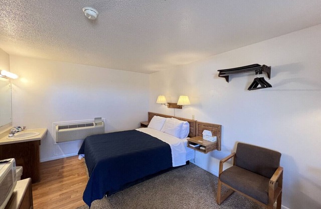 Room 101 - Standard Queen - Sleeps 2 - West Lake Grandvue Inn