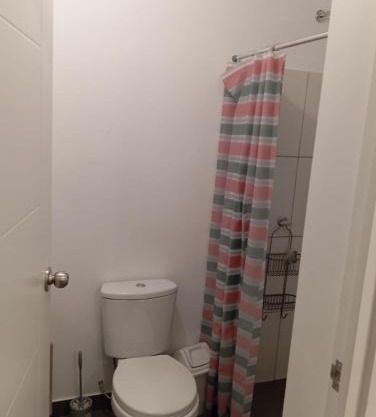 Se alquila habitación con cama King y baño privado