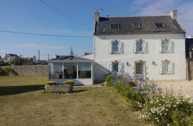 SEA VIEW HOUSE WITH GARDEN near a fishing port and Pointe du Raz,