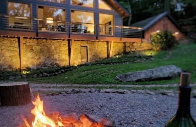 Secluded Cabin; Mountain Chalet w/Hot Tub on 5 acre lot