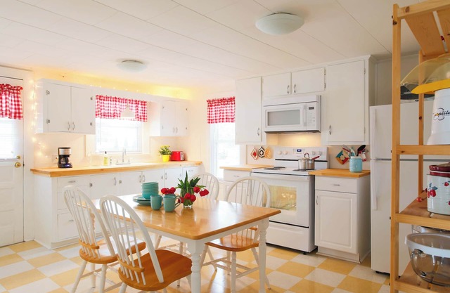 Secluded Home 2BDR/1BATH KING & 2QUEEN Beds Sleeps 6 Long Term & Pets OK