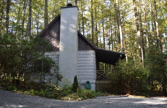 Secluded-Log Cabin-in town Cashiers-Pet Friendly