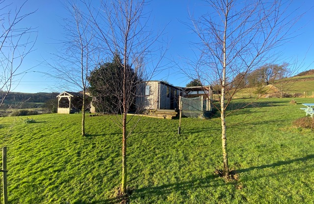 Shepherds hut-hot tub-dog friendly -views