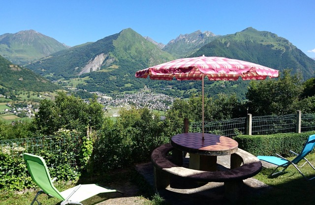 Single-storey studio overlooking the Luz St Sauveur valley - private garden