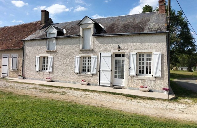 Single-story house with pond, linens and cleaning included