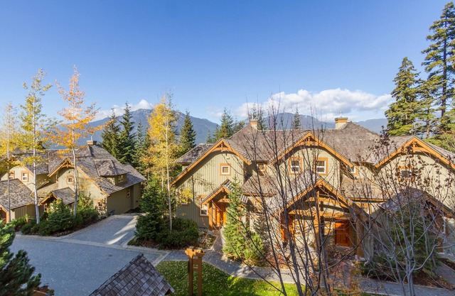 Ski in Ski out Minutes From Village, Private Hot Tub Sleeps 6 Free Shuttle