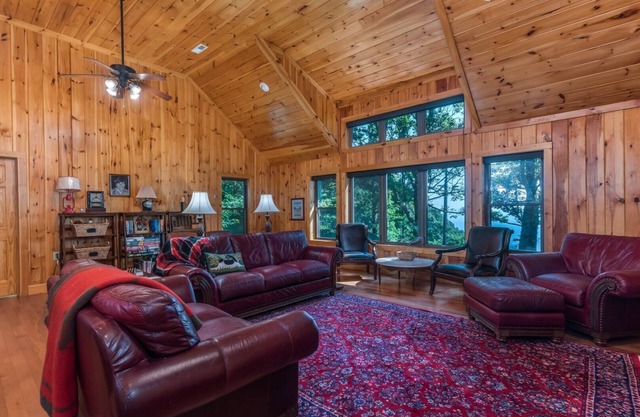 Skyview | Mountaintop Cabin with Grand Views | TIEC access.