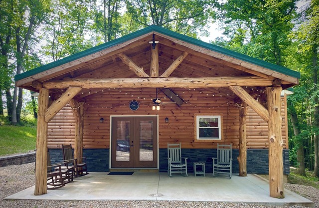 Sleeps 6, forested seclusion, wildlife galore!